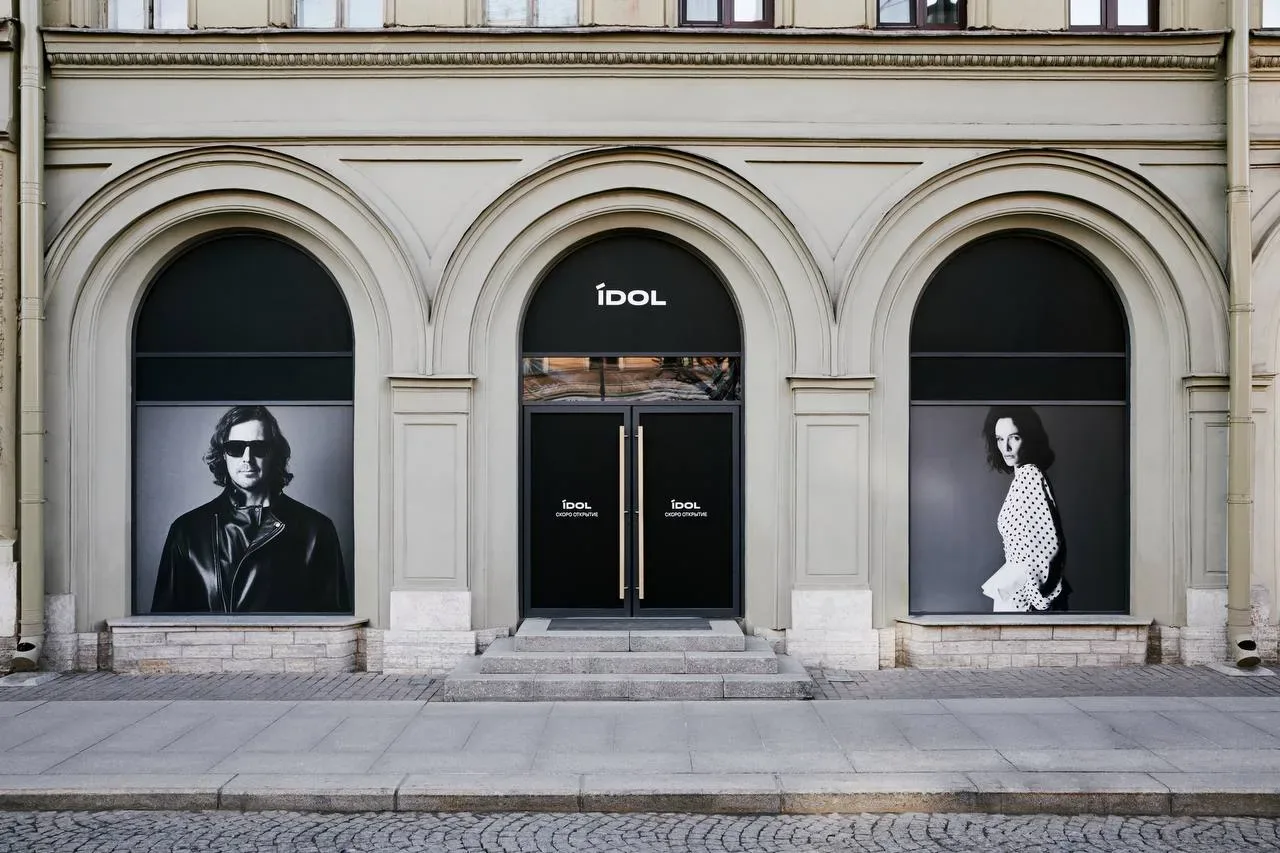 Idol занял место закрывшегося магазина 12Storeez в центре Петербурга   На Большой Конюшенной, 13 ско