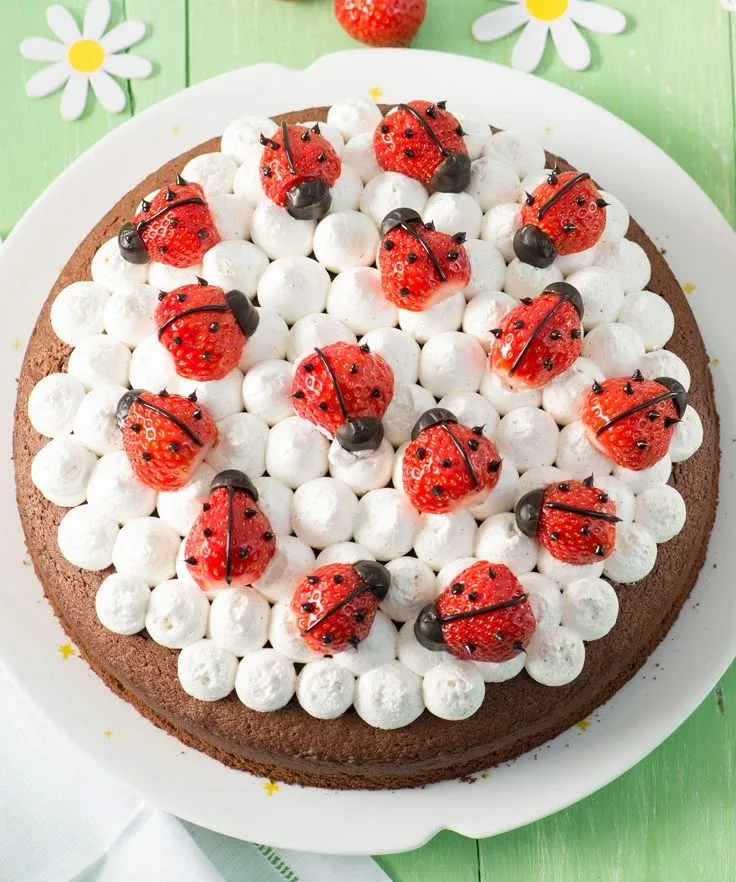 Варианты оформления торта в летней тематике 🌞🍒🫐🍓🍰