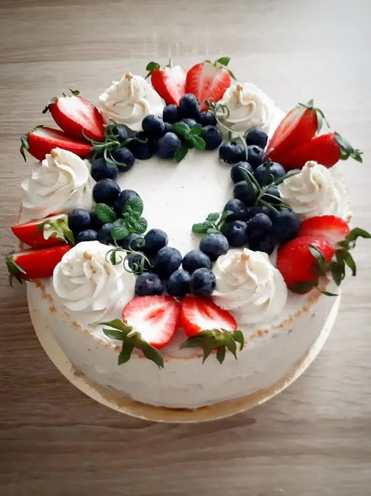 Варианты оформления торта в летней тематике 🌞🍒🫐🍓🍰