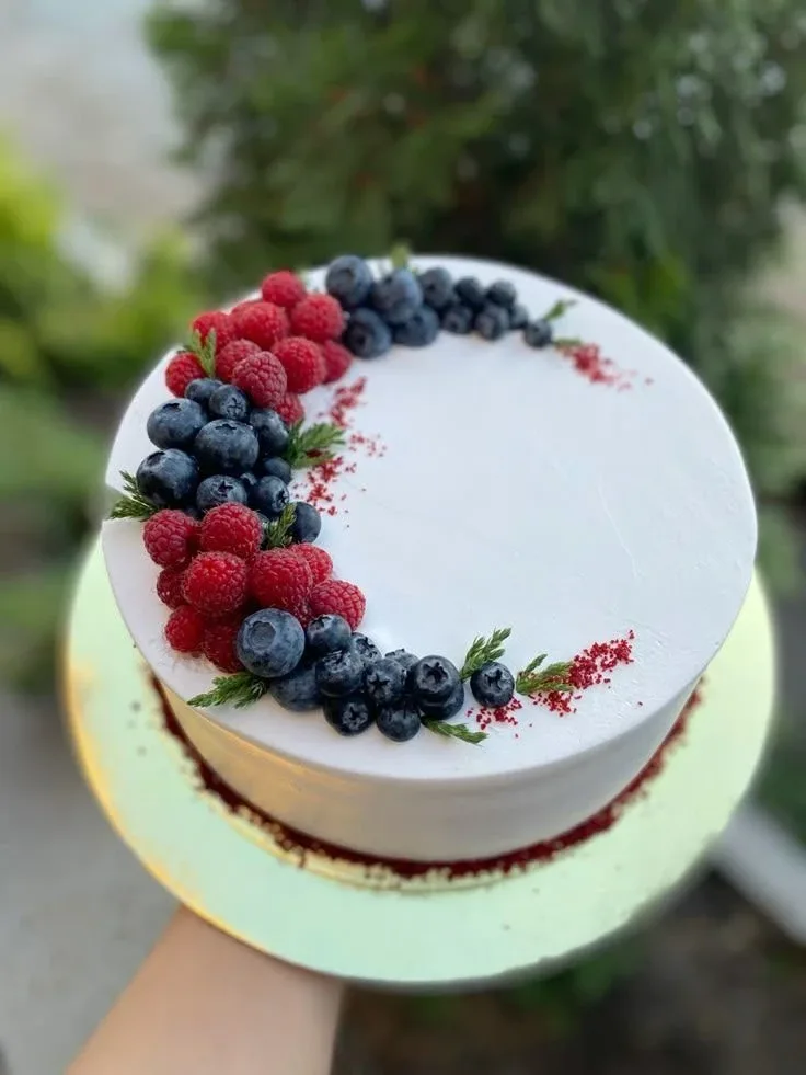 Варианты оформления торта в летней тематике 🌞🍒🫐🍓🍰