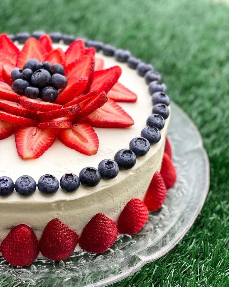 Варианты оформления торта в летней тематике 🌞🍒🫐🍓🍰