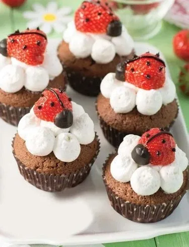 Варианты оформления торта в летней тематике 🌞🍒🫐🍓🍰
