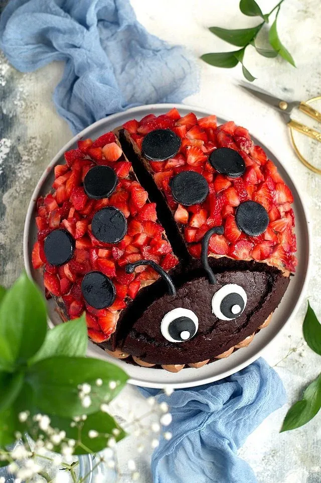 Варианты оформления торта в летней тематике 🌞🍒🫐🍓🍰