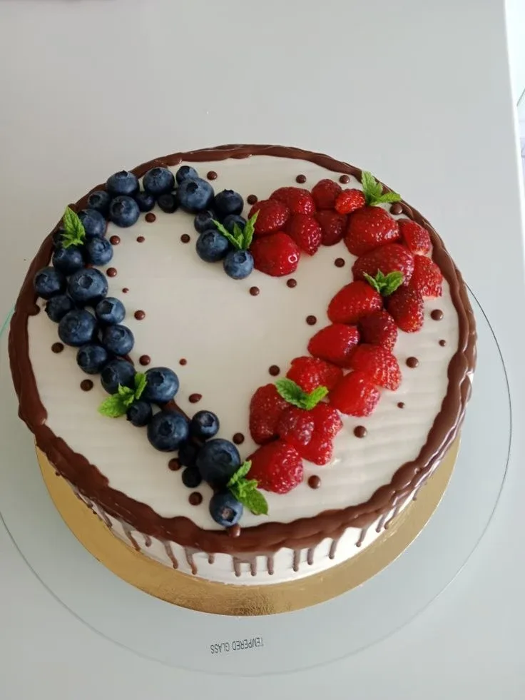 Варианты оформления торта в летней тематике 🌞🍒🫐🍓🍰