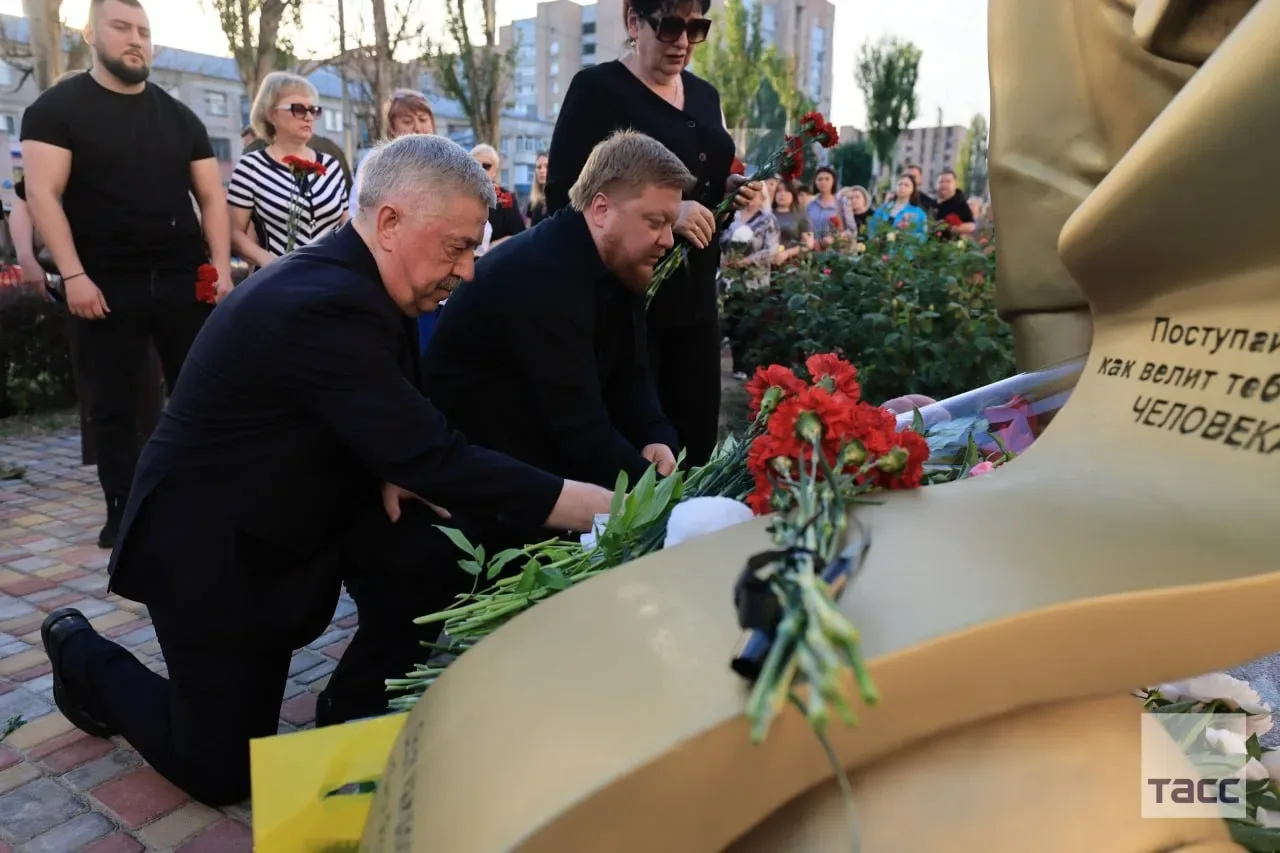 В Луганске почтили память жертв обстрела Старобельского колледжа  Похороны погибших возьмут на себ