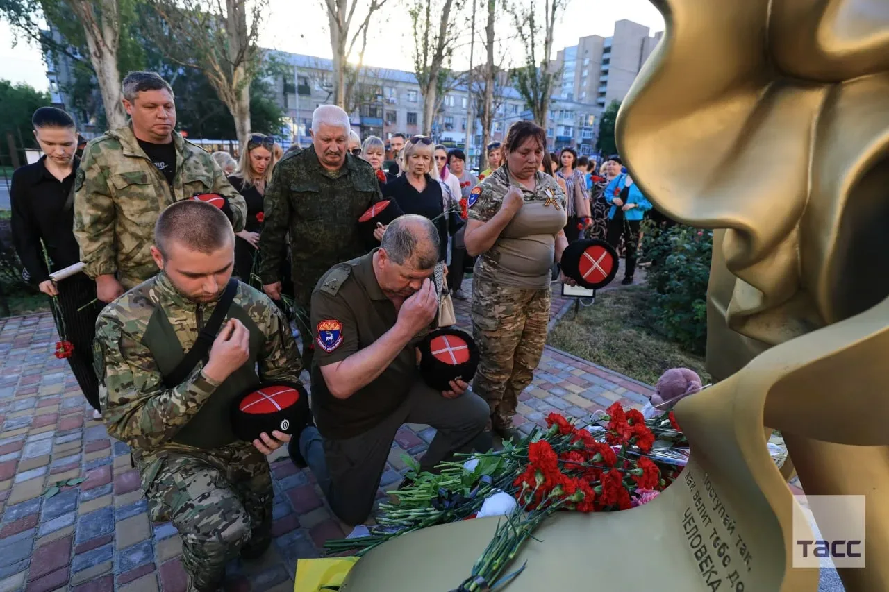 В Луганске почтили память жертв обстрела Старобельского колледжа  Похороны погибших возьмут на себ