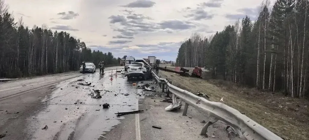 ❗️На трассе Тюмень — Ханты-Мансийск полностью перекрыли движение из-за ДТП  Авария произошла на 401-