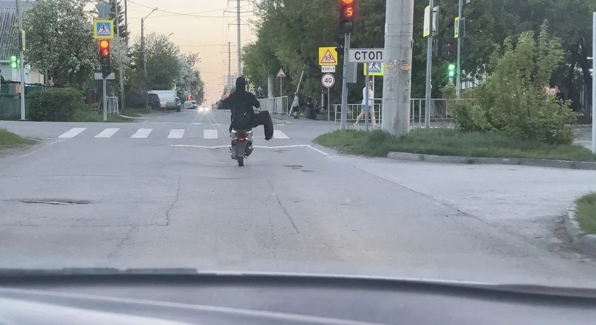 🏍 В Тюмени подросток на питбайке пытался скрыться от полиции  Очередной случай произошел на улице Ка