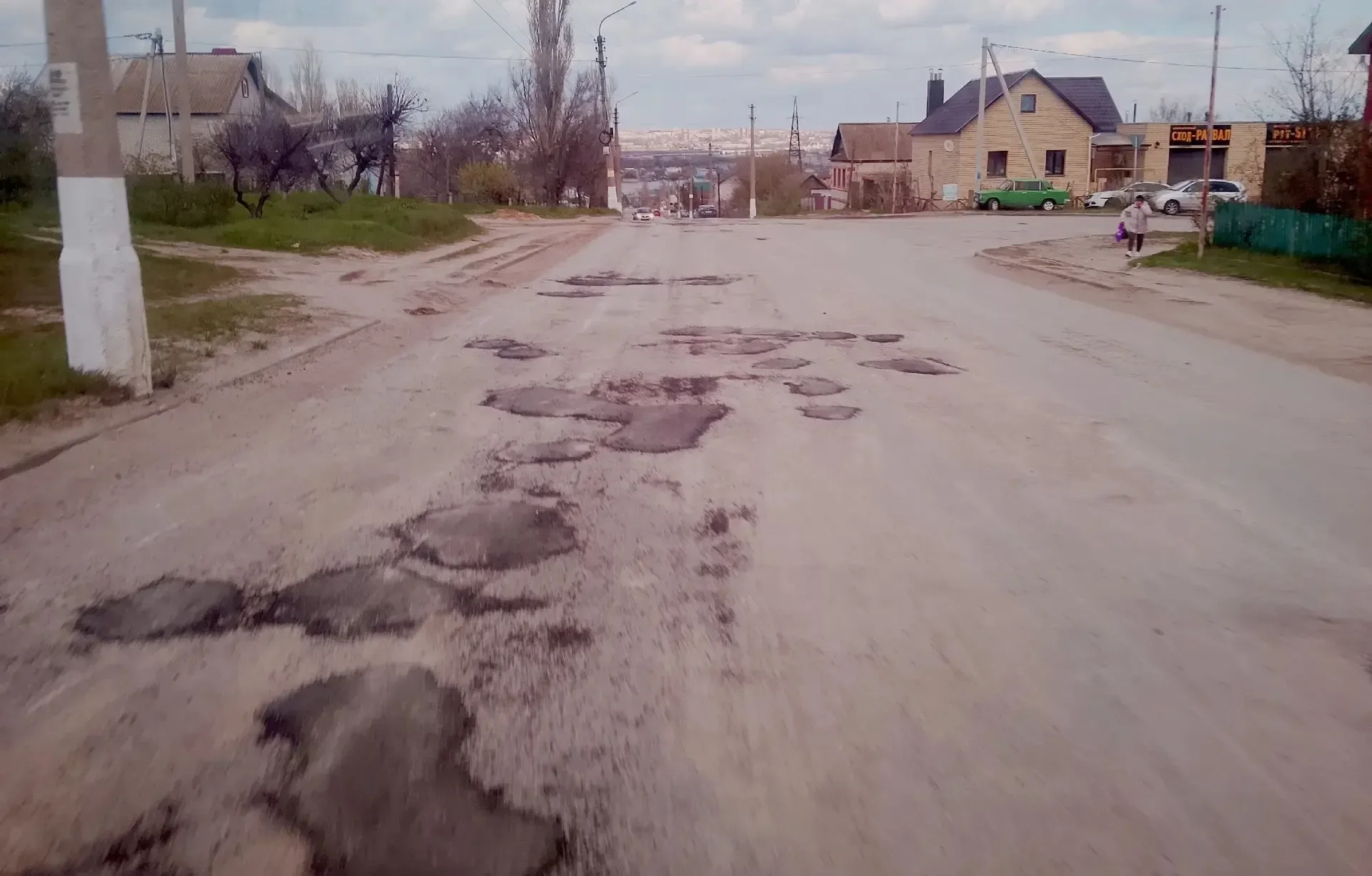 🤬А в этом году вообще собираются в Камышине порядок наводить,дороги чинить или чего администрация до