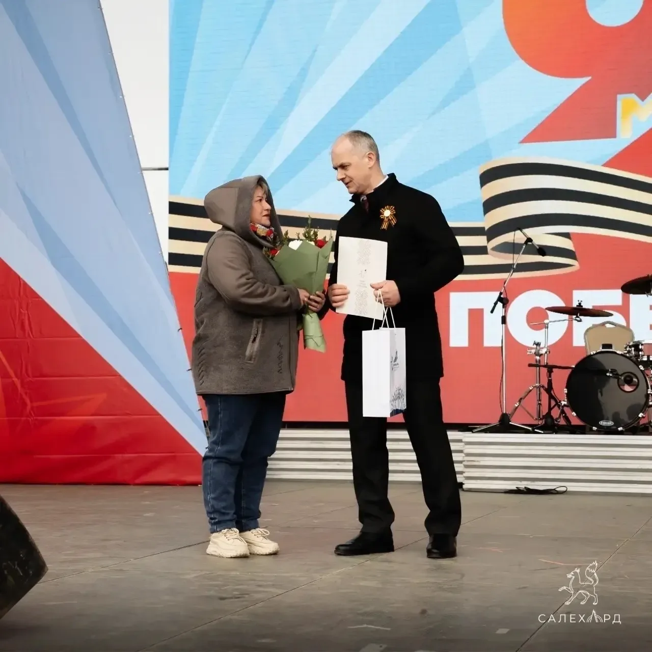 🎖Глава Салехарда вручил благодарность матери бойца Александра Алеева  Уроженец Салехарда совершил дв