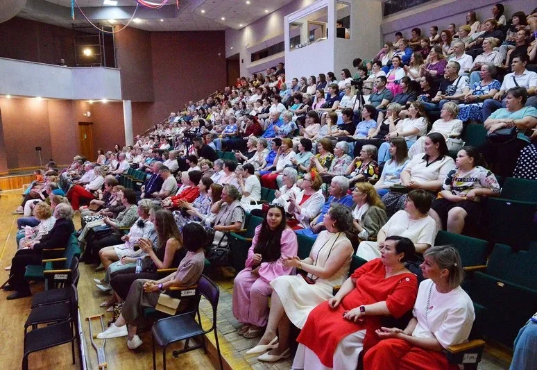 🎉 Дворец творчества детей и молодёжи в Озёрске отметил своё 70-летие!  19 мая на юбилейный вечер соб