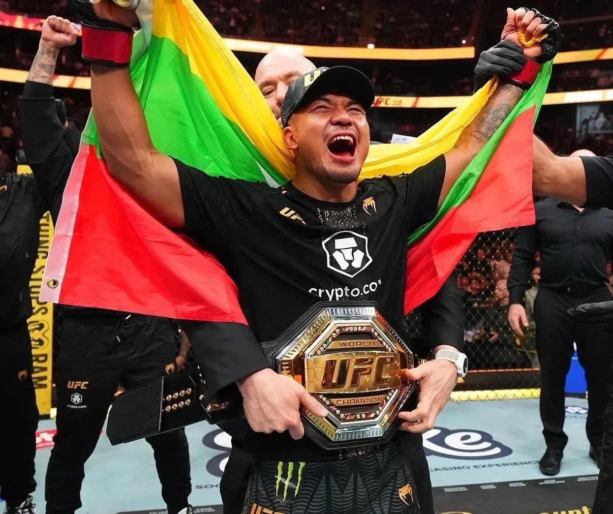 🏆 Только два бойца в истории защищали титул UFC в возрасте 24 лет - Джон Джонс и Джошуа Ван  💬 Манел