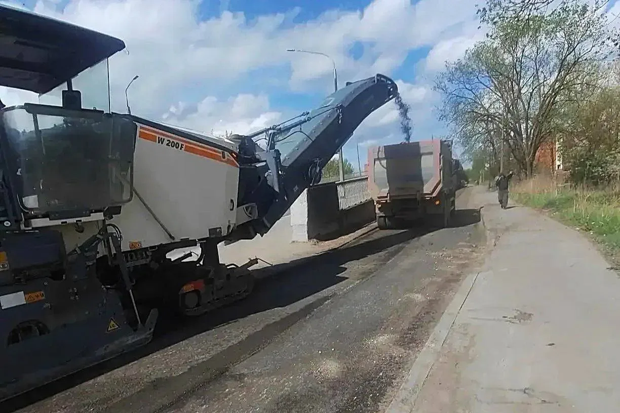 🛠 В Пскове стартовал ремонт дорог  Работы уже идут на улицах Леона Поземского и Вокзальной. В ближай