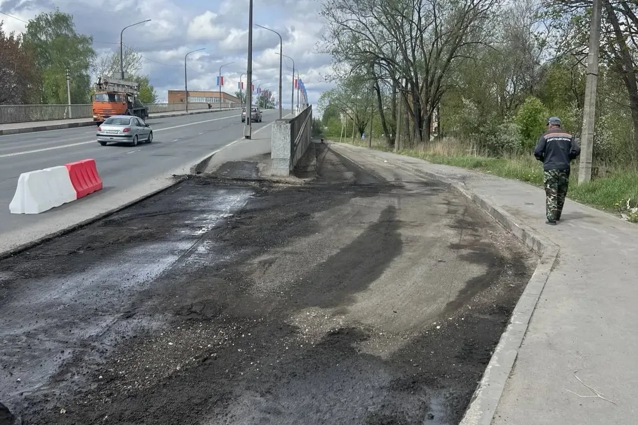 🛠 В Пскове стартовал ремонт дорог  Работы уже идут на улицах Леона Поземского и Вокзальной. В ближай