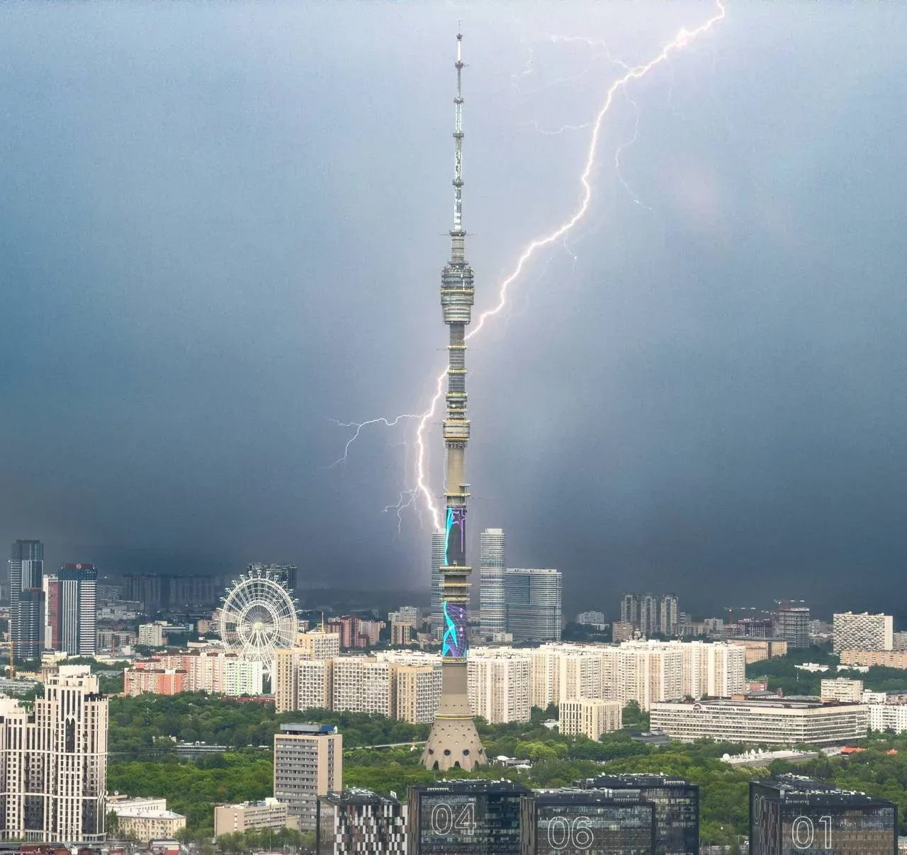 🤩 Молния ударила рядом с Останкинской телебашней.