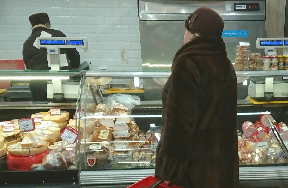 Как на самом деле покупатели должны оплачивать продукты в магазине, цена которых зависит от веса?   
