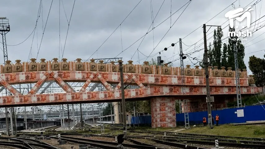 "Горбатый" мост и переносы его открытия с самого утра не дают Mash на волне покоя.  Мы пораскидывали