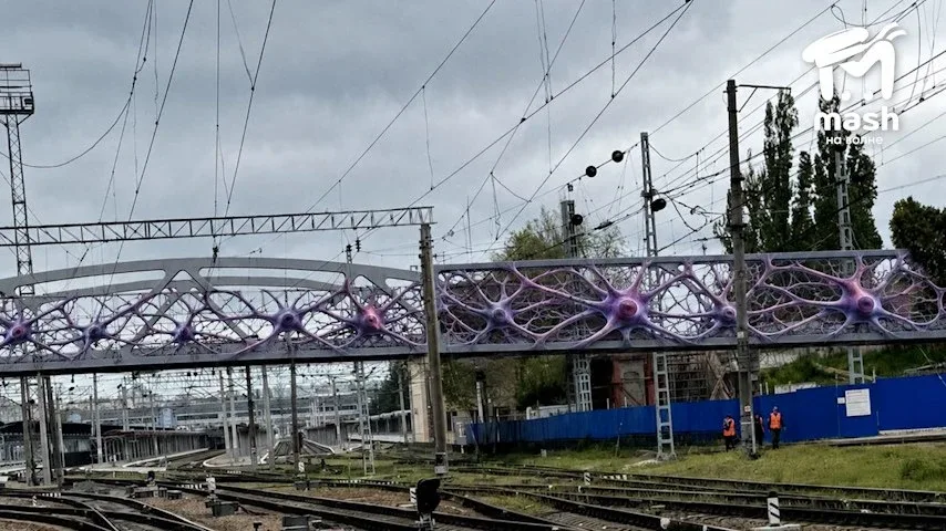 "Горбатый" мост и переносы его открытия с самого утра не дают Mash на волне покоя.  Мы пораскидывали