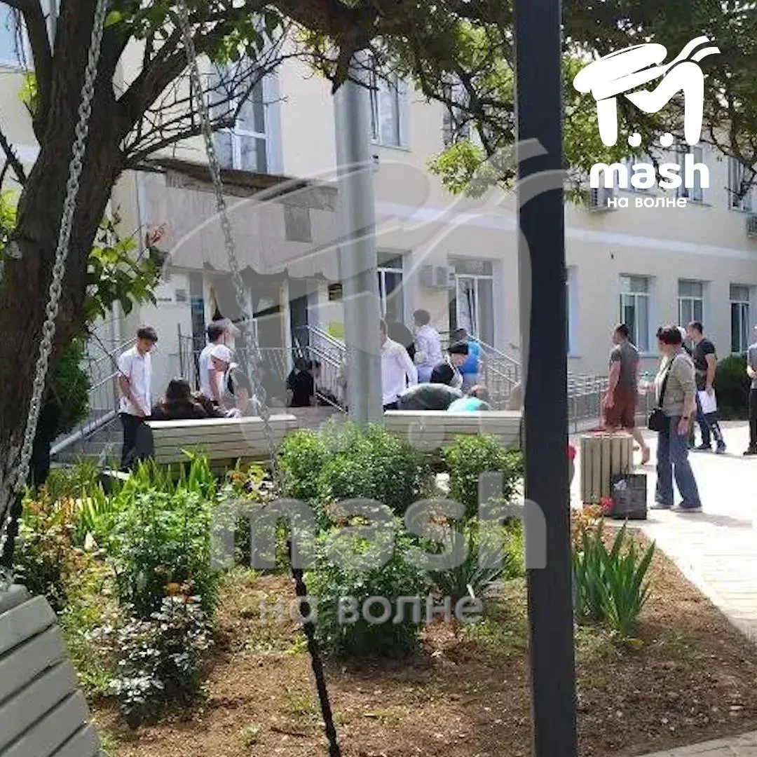 В севастопольской школе №13 обрушился балкон, пострадали дети.  Что известно на этот момент:  — Балк
