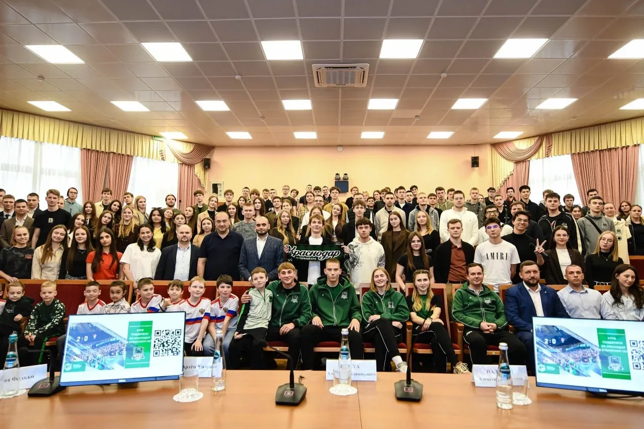 В Кубанском ГАУ прошла встреча с сектором активной поддержки ФК «Краснодар» 🖤💚  ⚽️ В зале собрались 
