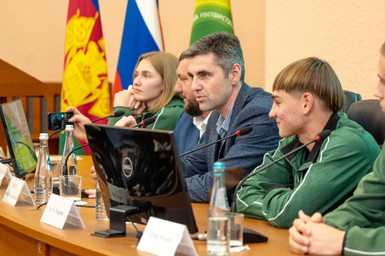 В Кубанском ГАУ прошла встреча с сектором активной поддержки ФК «Краснодар» 🖤💚  ⚽️ В зале собрались 
