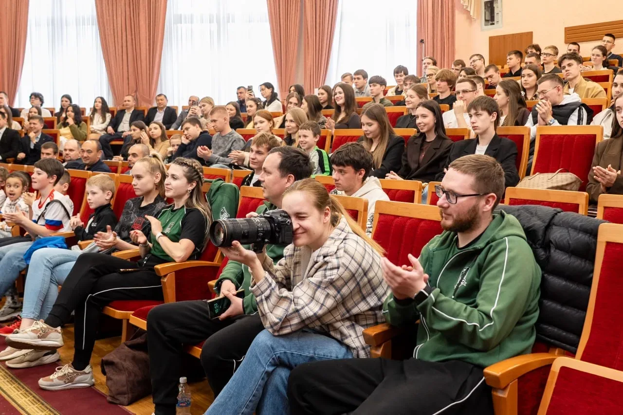 В Кубанском ГАУ прошла встреча с сектором активной поддержки ФК «Краснодар» 🖤💚  ⚽️ В зале собрались 