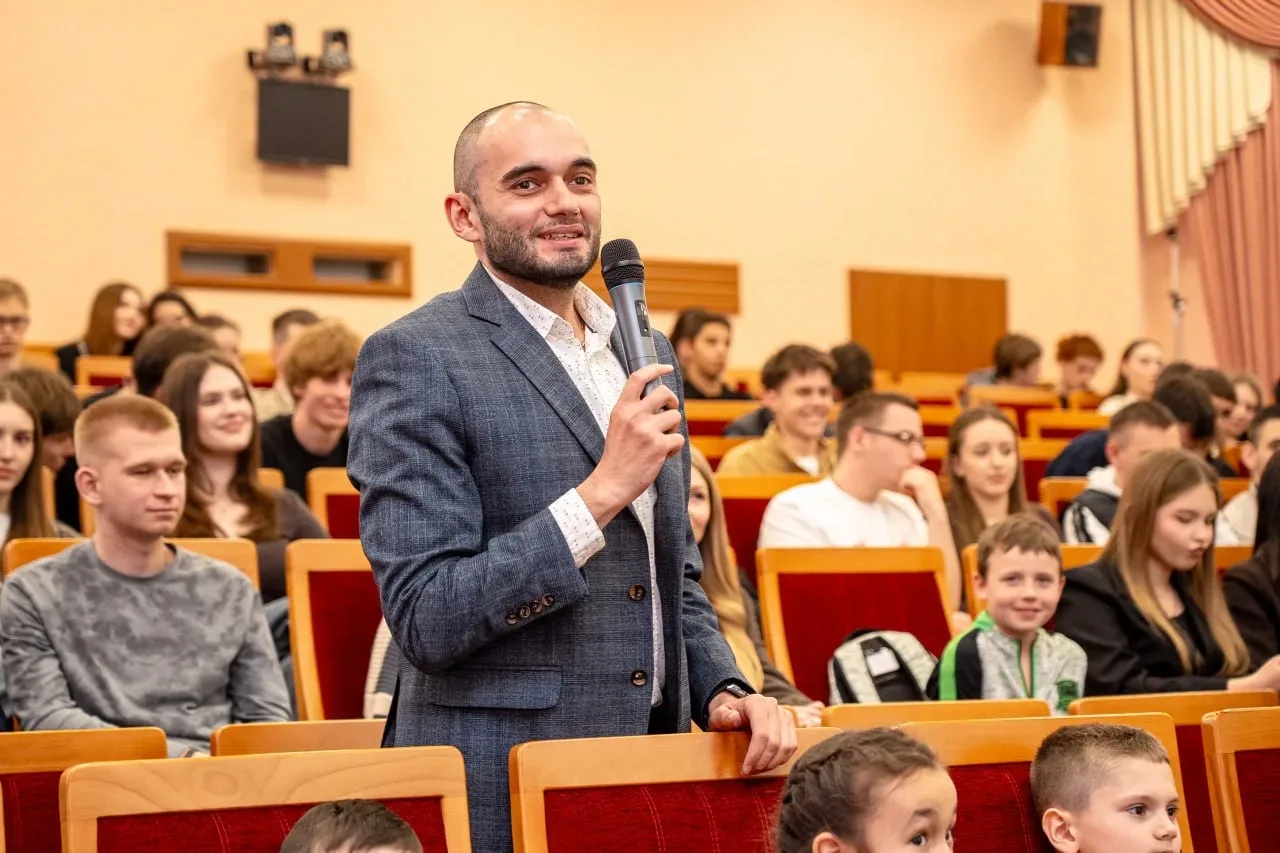 В Кубанском ГАУ прошла встреча с сектором активной поддержки ФК «Краснодар» 🖤💚  ⚽️ В зале собрались 