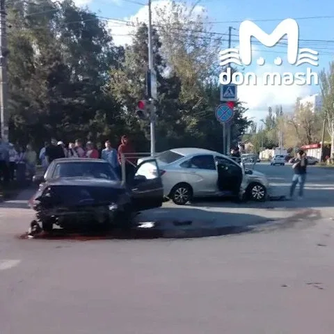 Подписчики из Батайска сообщают об аварии возле сквера Авиаторов. Предварительно, есть пострадавшие.