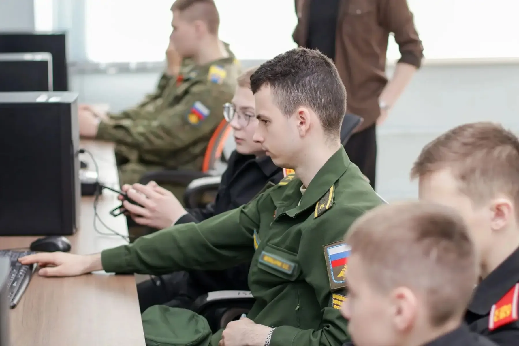 В Технопарке Санкт-Петербурга прошёл товарищеский турнир по управлению дронами, посвящённый 81-й год