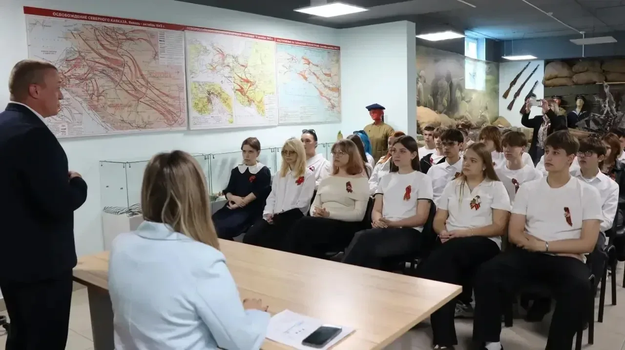 Анапские студенты встретились с дважды кавалером ордена Мужества, ветераном группы «Вымпел» Центра с