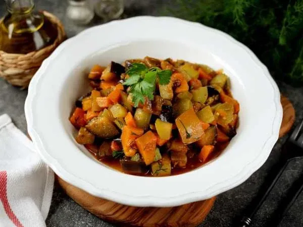 🥒 Овощное рагу с тыквой и кабачками.  Ингредиенты:  • Тыква — 200 г • Кабачок — 200 г • Морковь — 1 