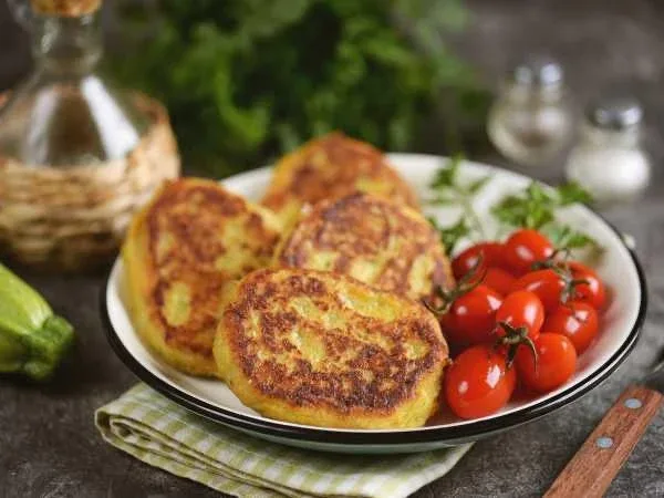 🥒 Котлеты из тыквы и кабачков.  Ингредиенты:  • Тыква — 200 г • Кабачок — 1 шт. • Картофель — 250 г 