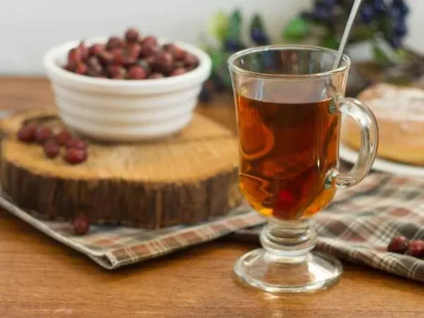 🍵 Чай из шиповника.  Ингредиенты:  • Шиповник измельченный — 1 ст. л. • Вода — 500 мл • Сахар или ме