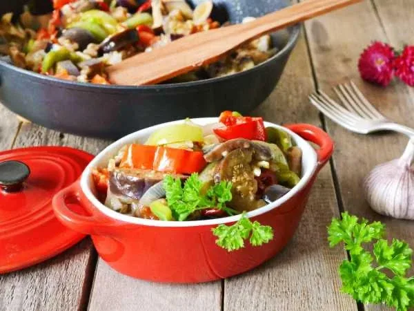 🍆 Баклажаны жареные с грибами.  Ингредиенты:  • Баклажаны — 2–3 шт. • Подосиновики (крупные) — 2–3 ш