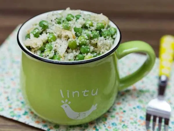 🌿 Кус-кус с зеленым горошком и жареным луком.  Ингредиенты:  • Кус-кус — 5 ст. л. • Кипяток — 10 ст.