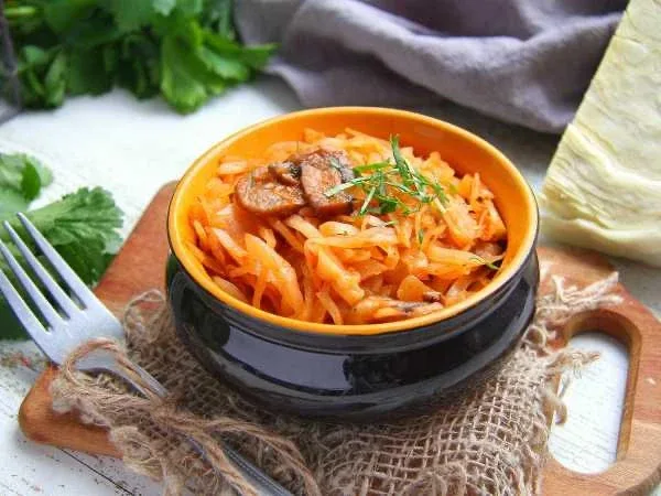 🍄 Солянка с капустой и шампиньонами на сковороде.  Ингредиенты:  • Квашеная капуста — 200 г • Капуст