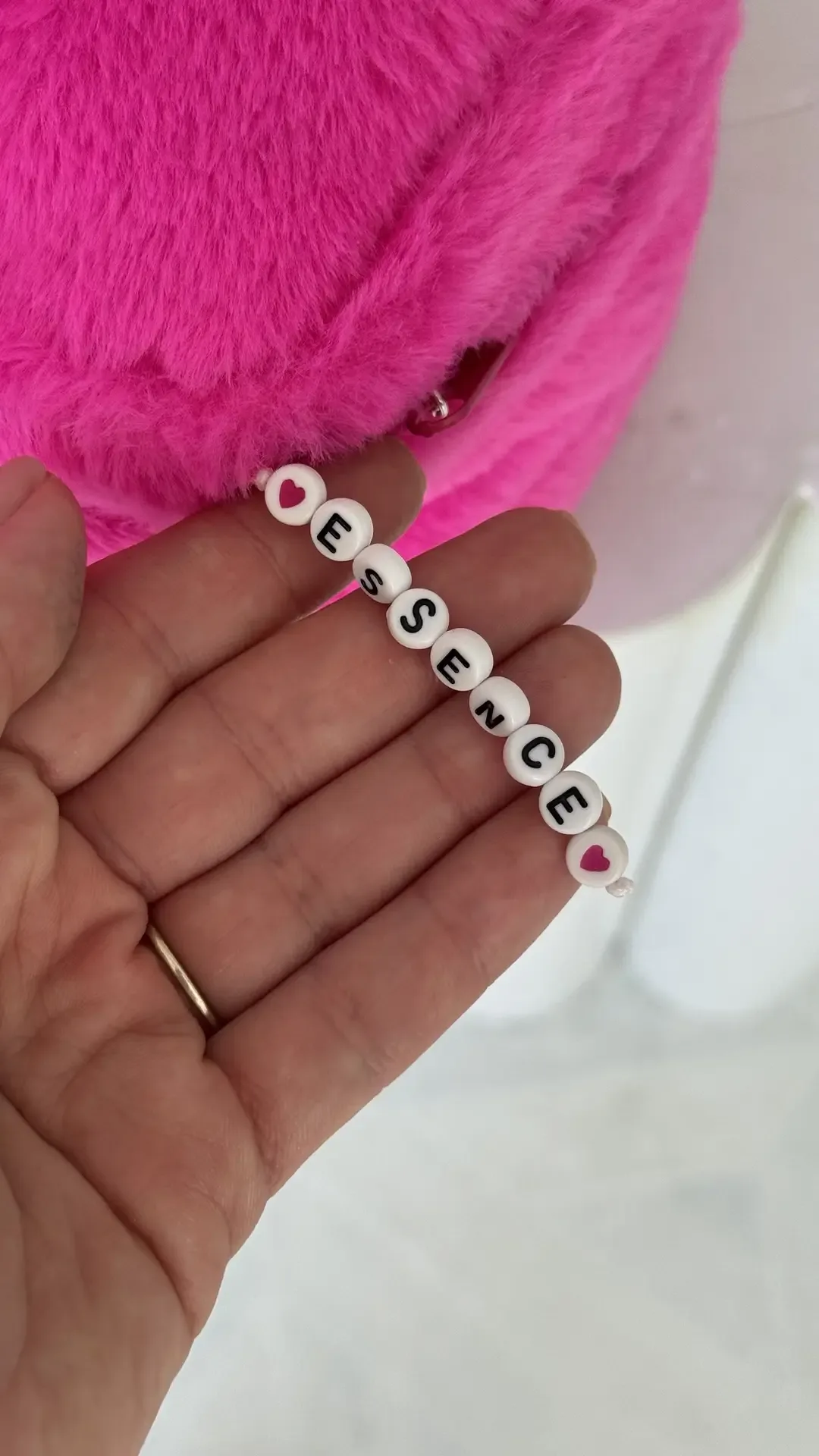 Сегодня хочу вместе с вами посмотреть новинки у Essence.  Это немецкий бюджетный бренд, один концерн