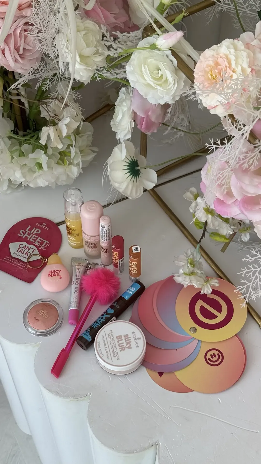 Сегодня хочу вместе с вами посмотреть новинки у Essence.  Это немецкий бюджетный бренд, один концерн