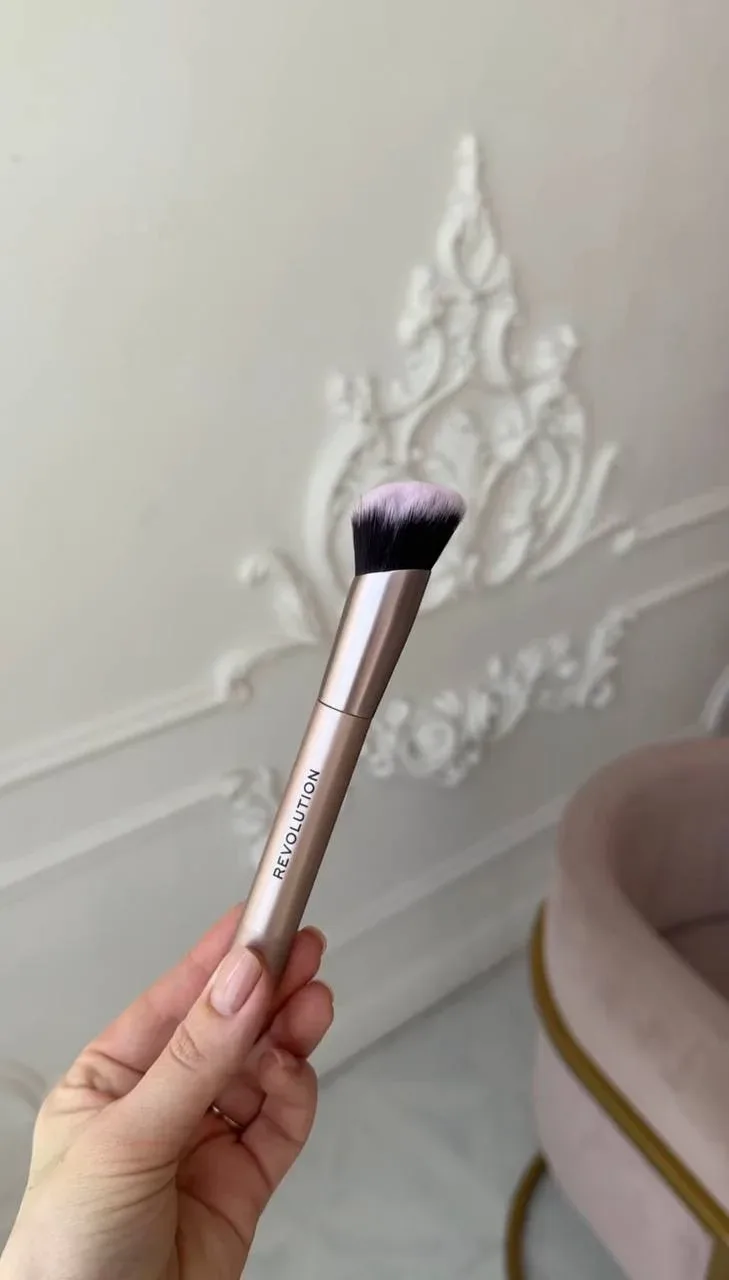 Девочки, найден очень достойный набор кистей «Back to Base-ics» от MAKEUP REVOLUTION.  Набор подойдё
