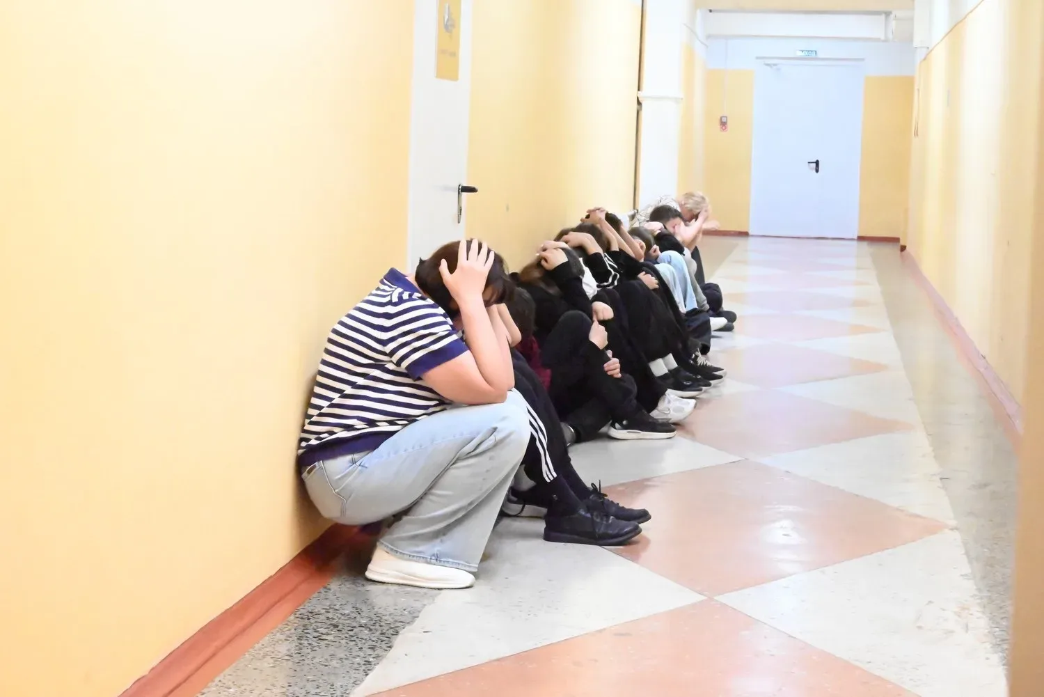 В Каменске-Уральском впервые отработали укрытие в жилых домах, школе и детсаду из-за угрозы ракет и 
