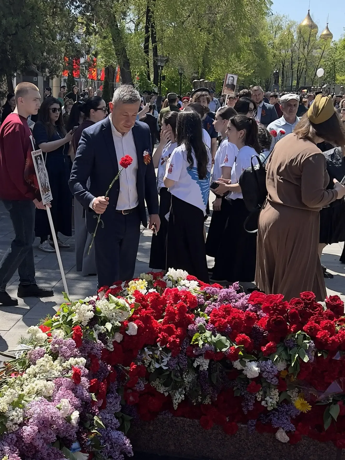 Сотрудники министерства присоединились к возложению цветов к Вечному огню на Аллее Героев в столице 