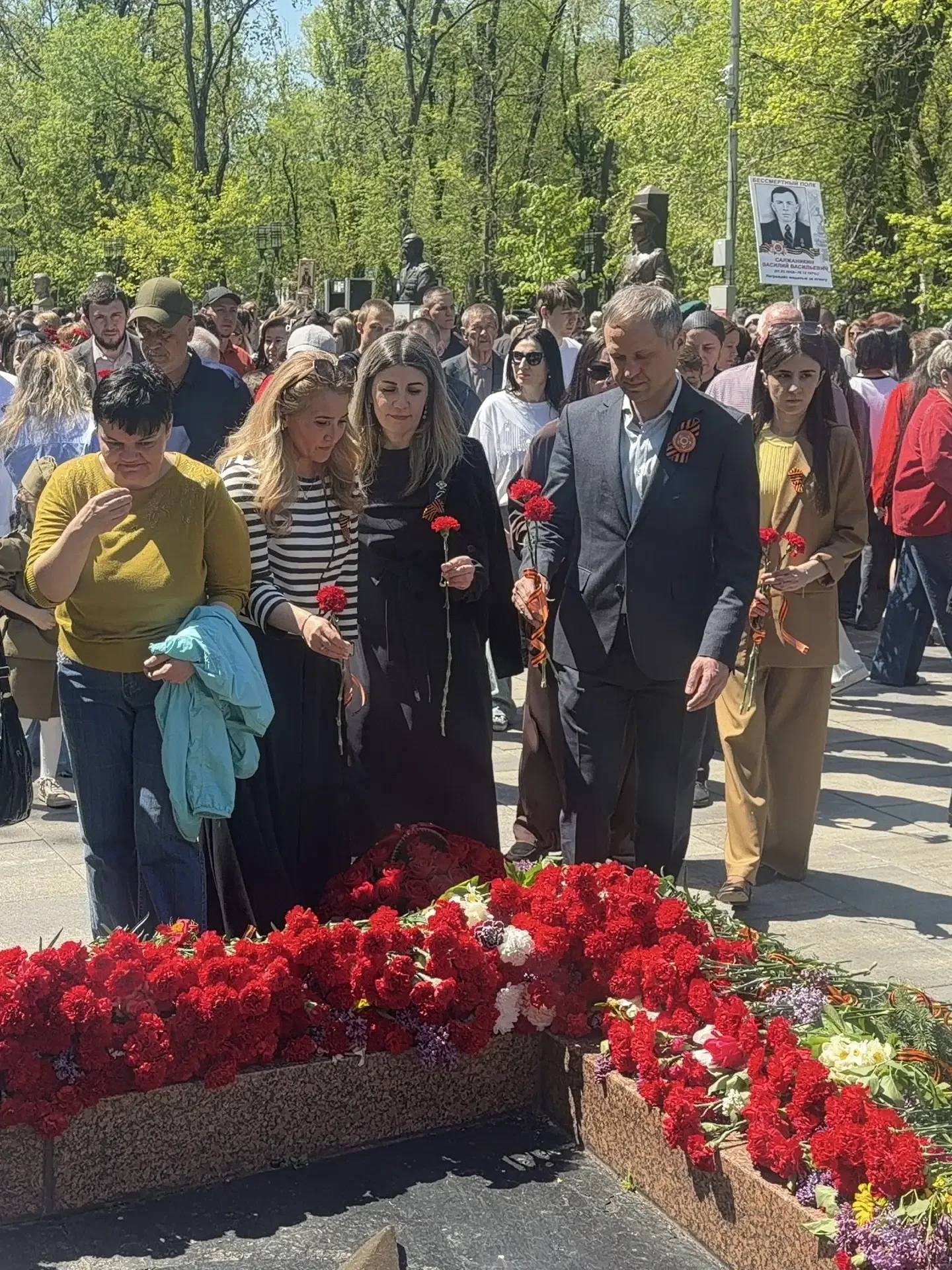 Сотрудники министерства присоединились к возложению цветов к Вечному огню на Аллее Героев в столице 