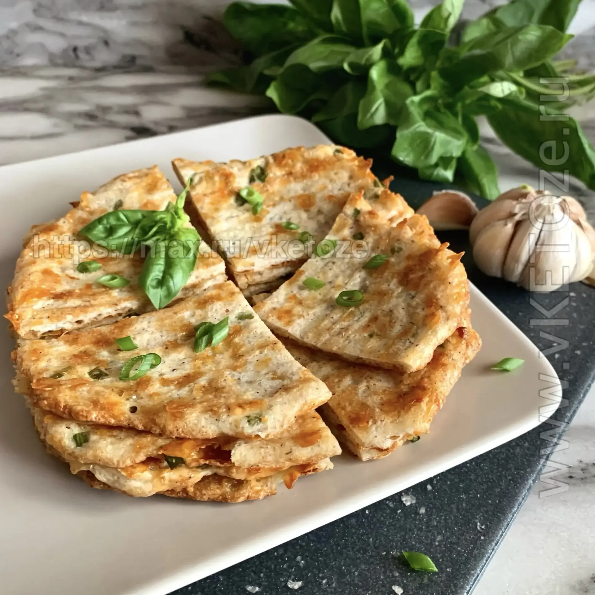 🌿 ПРОСТЫЕ и ВКУСНЫЕ лепешки с сыром и луком 🥞🌾  Готовить очень просто ⤵️⤵️  🔸Яйца - 2шт 🔸Вода - 80м