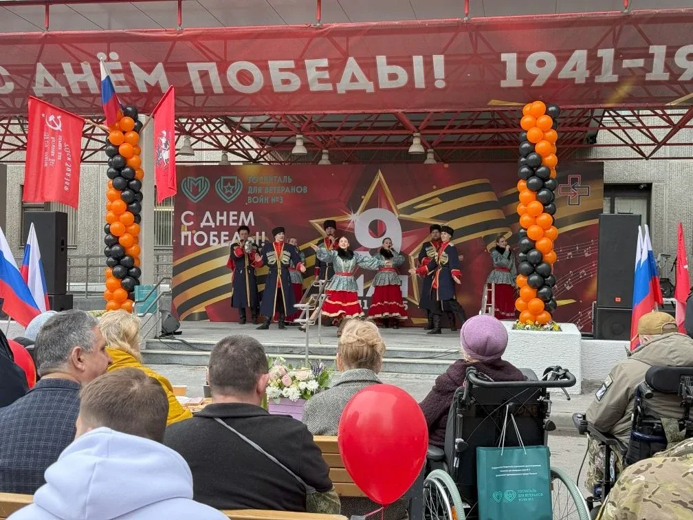 Префект СВАО Олег Соболев посетил госпиталь для ветеранов на Стартовой улице и поздравил врачей и па