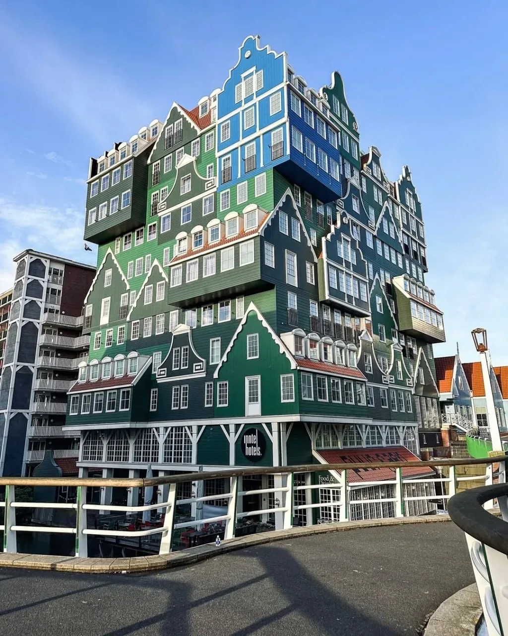 Inntel Hotels Amsterdam Zaandam — это уникальный архитектурный арт-объект, фасад которого напоминает