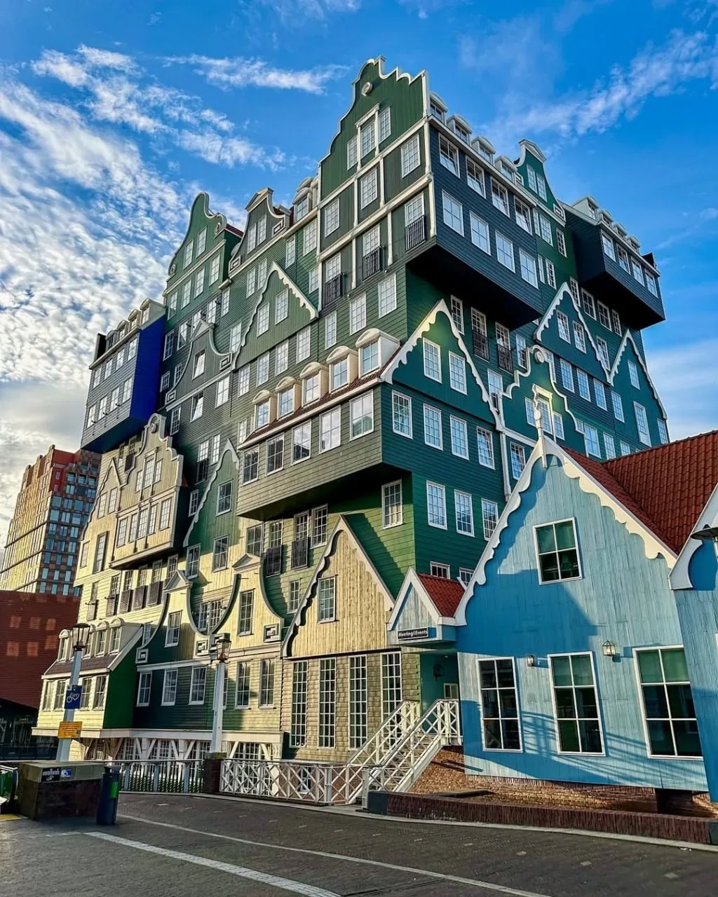 Inntel Hotels Amsterdam Zaandam — это уникальный архитектурный арт-объект, фасад которого напоминает