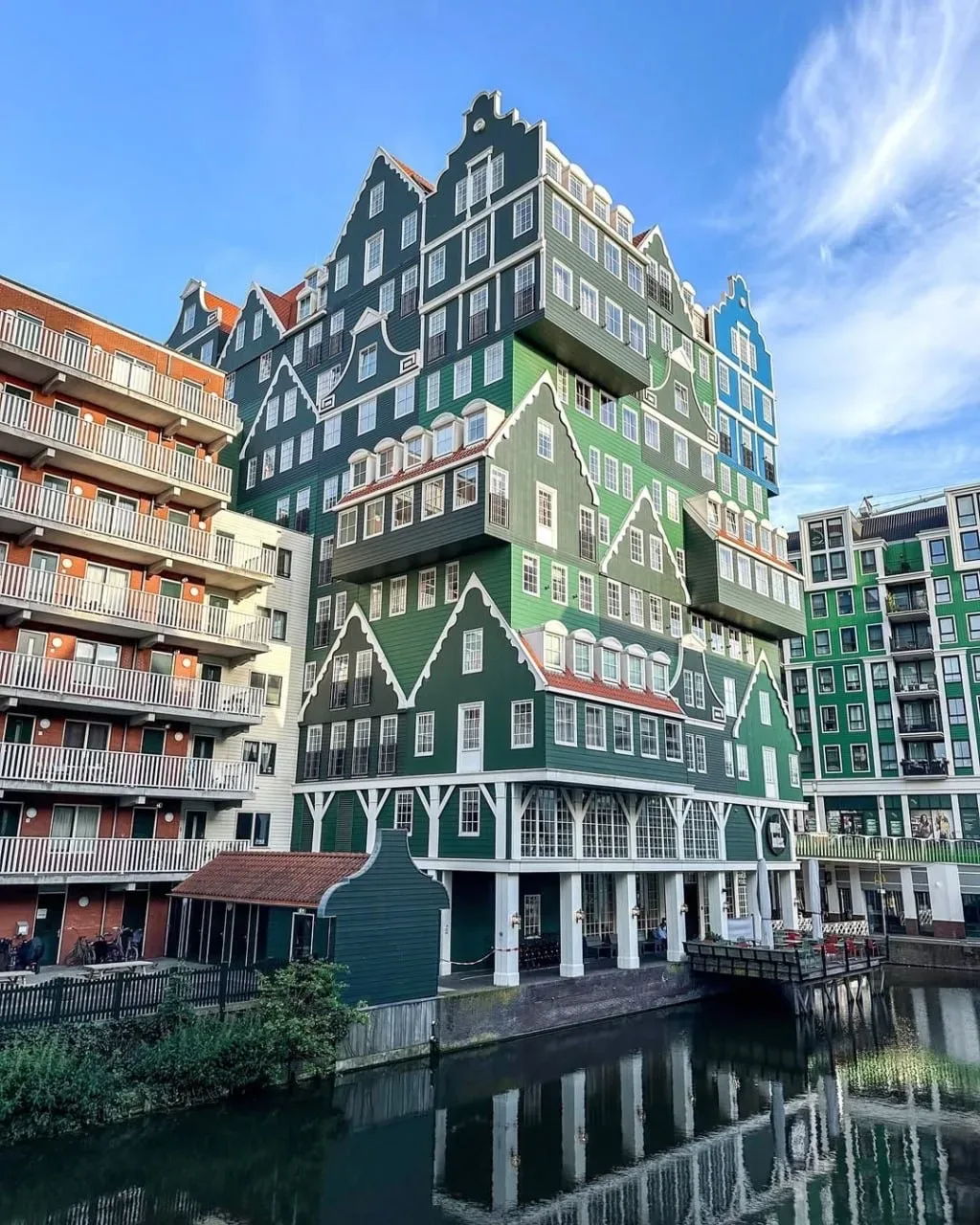 Inntel Hotels Amsterdam Zaandam — это уникальный архитектурный арт-объект, фасад которого напоминает