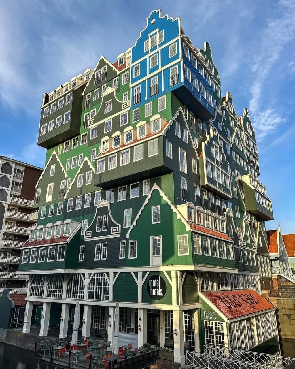 Inntel Hotels Amsterdam Zaandam — это уникальный архитектурный арт-объект, фасад которого напоминает