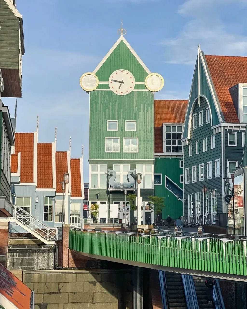 Inntel Hotels Amsterdam Zaandam — это уникальный архитектурный арт-объект, фасад которого напоминает