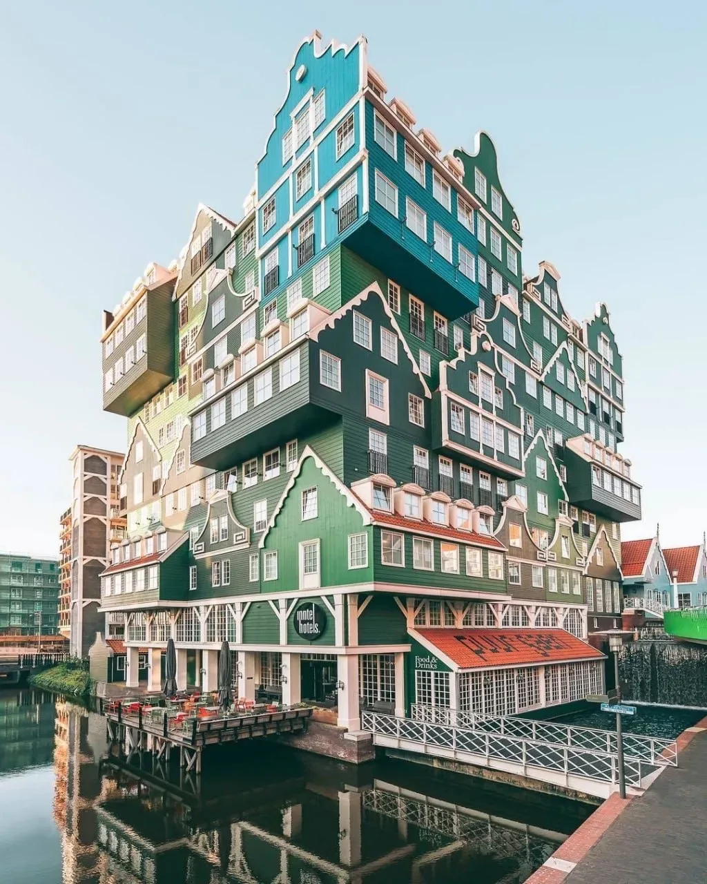 Inntel Hotels Amsterdam Zaandam — это уникальный архитектурный арт-объект, фасад которого напоминает